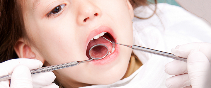 歯科治療を受ける子ども