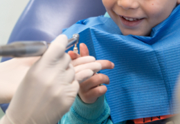 歯科治療に使う道具を触る子ども