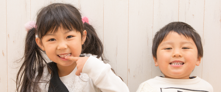 きれいな歯を笑顔で見せる子どもたち