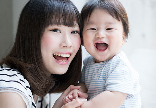 親と子どもが笑っている写真